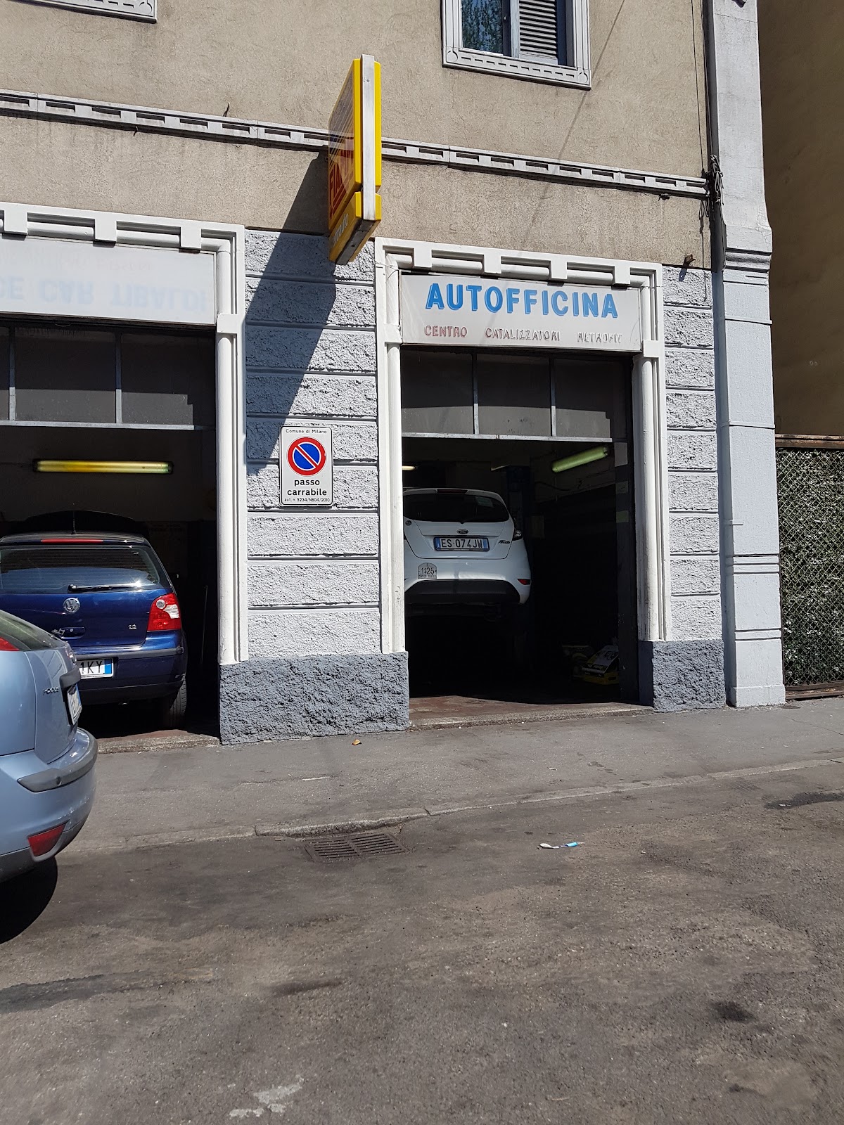 Ingresso dell'officina Autofficina Milano in Viale Tibaldi