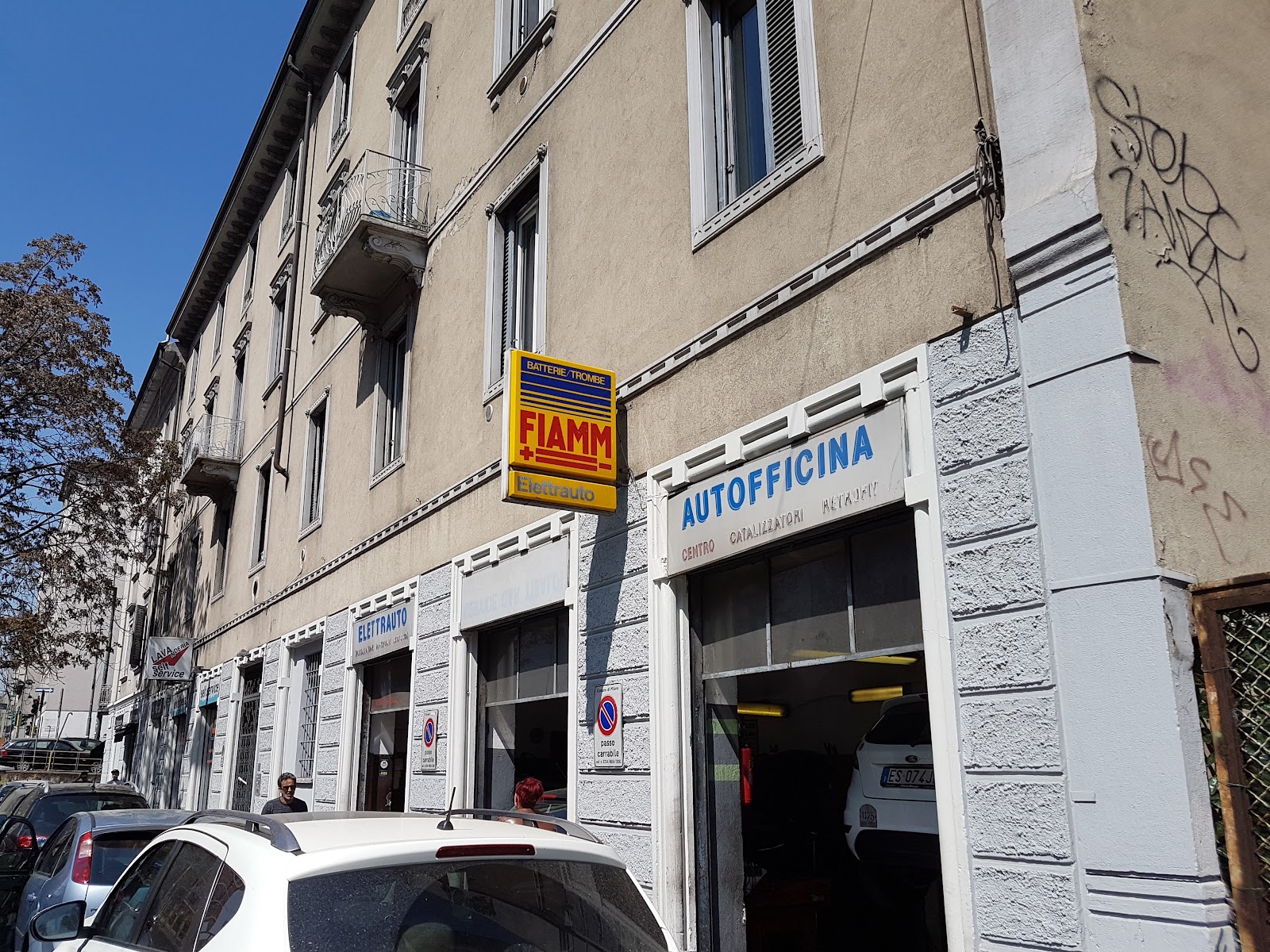 Facciata di Autofficina Milano in Viale Tibaldi con insegna FIAMM