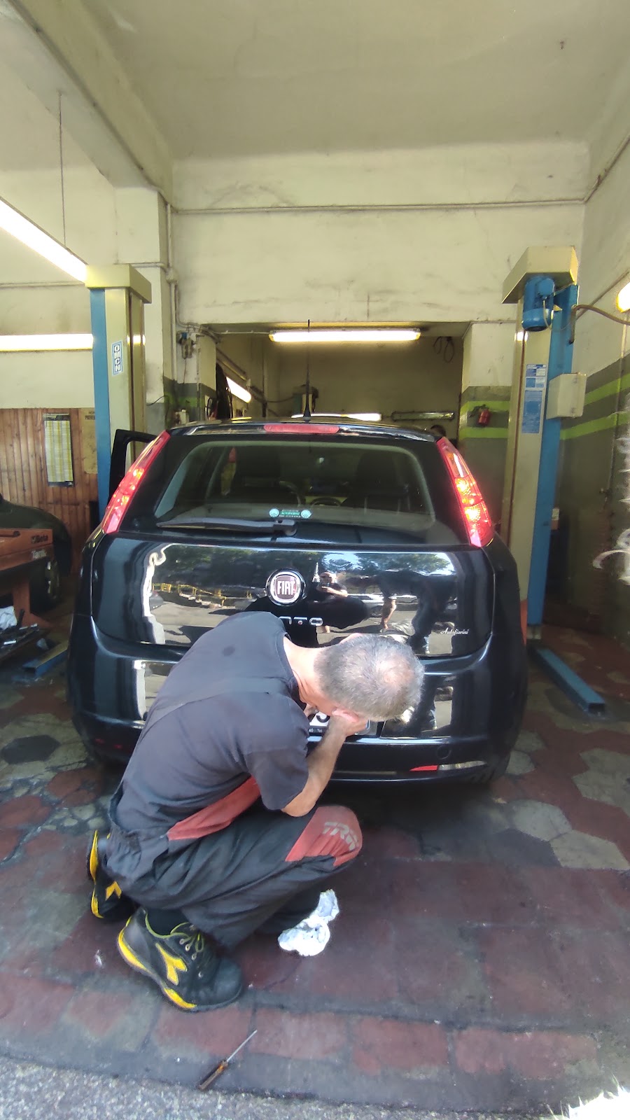 Fiat Grande Punto in officina, controllo retrotreno
