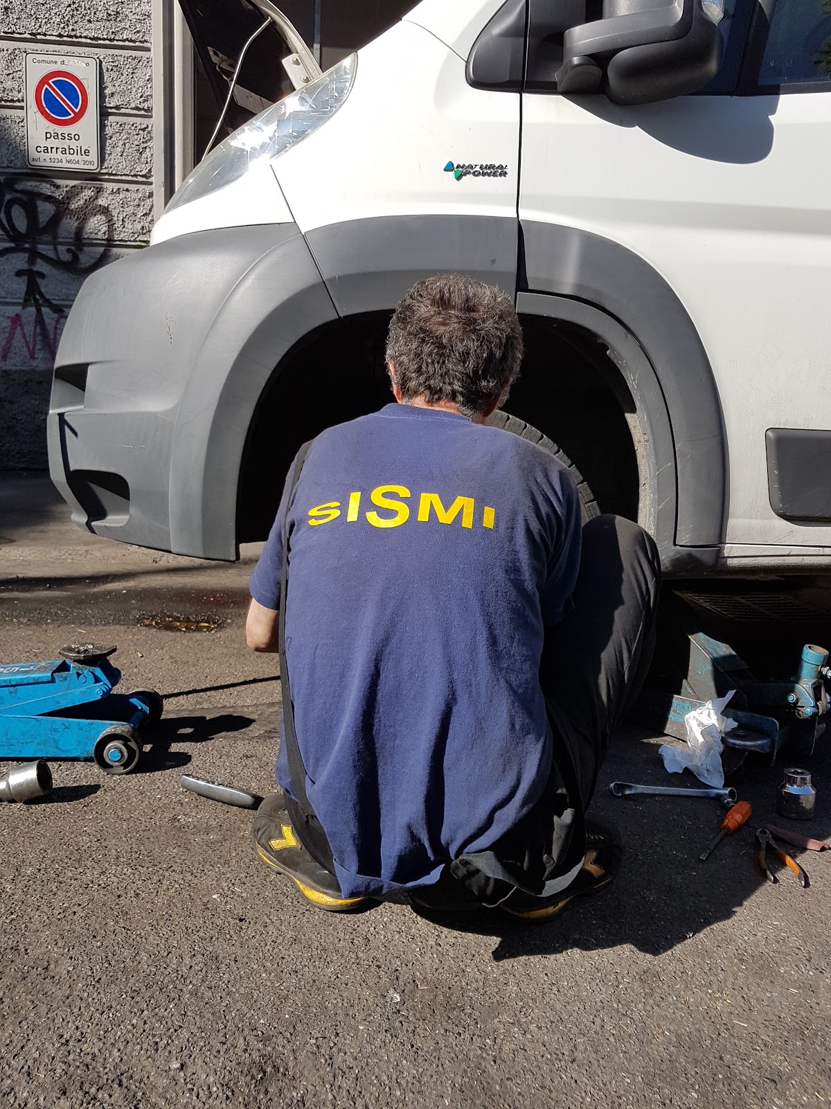 Sostituzione gomma su furgone in Viale Tibaldi