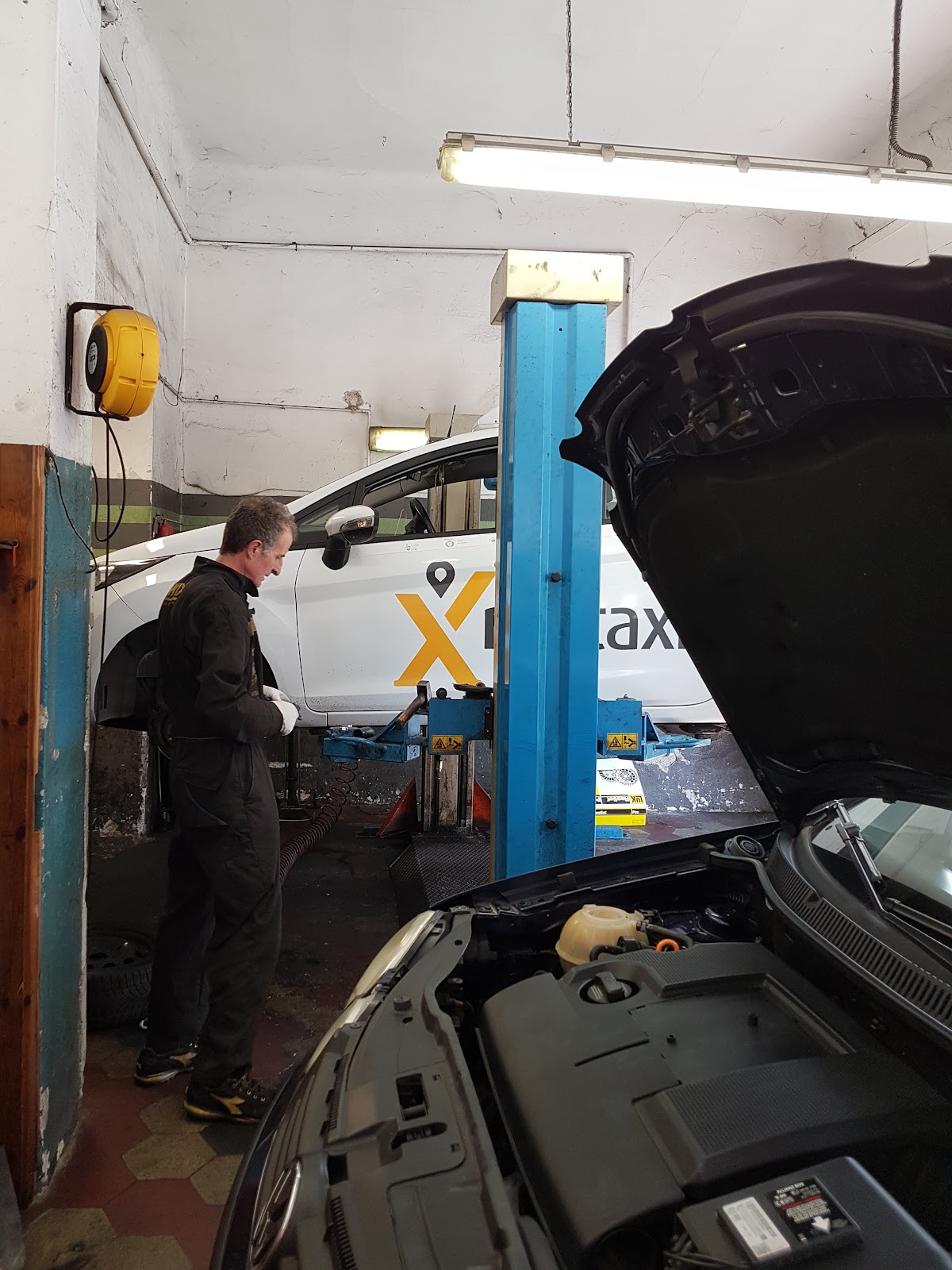 Controllo motore con cofano aperto su MyTaxi