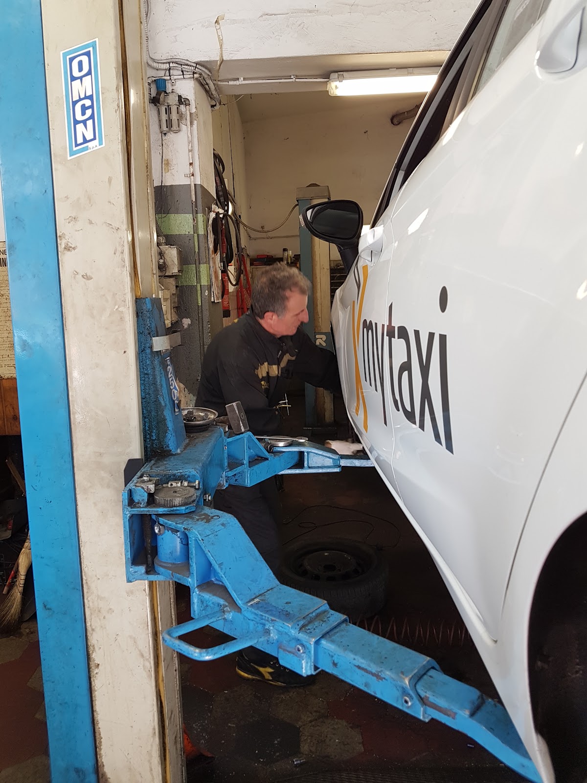 Giuseppe al lavoro su un veicolo MyTaxi nell'officina di Viale Tibaldi
